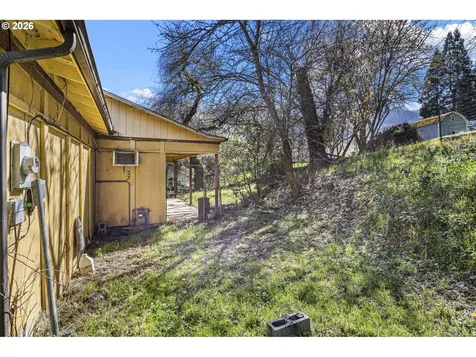 531 NW Harrison Street Canyonville OR 97417