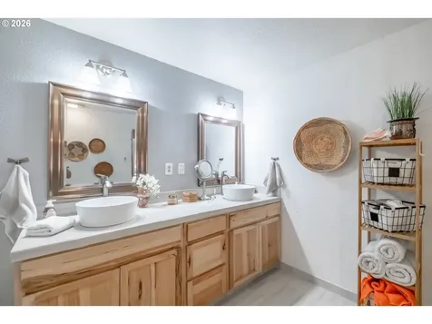 1054 N River Drive Sweet Home OR 97386