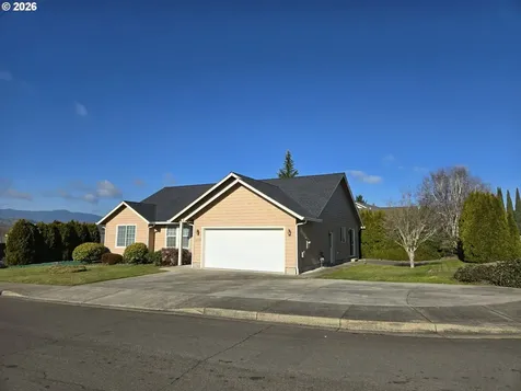 2719 Golfview Avenue Sutherlin OR 97479