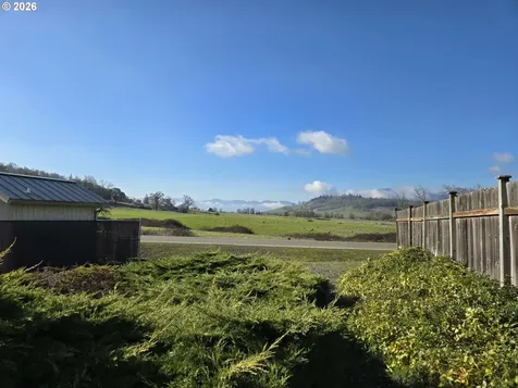 2719 Golfview Avenue Sutherlin OR 97479