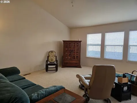 2719 Golfview Avenue Sutherlin OR 97479