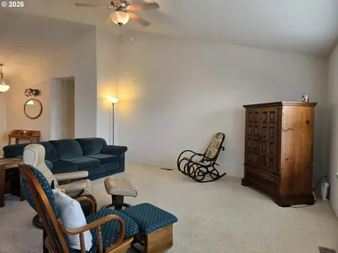 2719 Golfview Avenue Sutherlin OR 97479