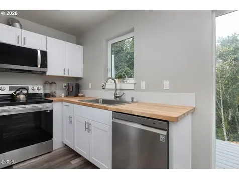 646 SE Reef Avenue Lincoln City OR 97367