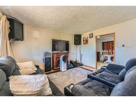 6135 SE Clatsop Street Portland OR 97206
