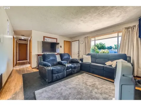 6135 SE Clatsop Street Portland OR 97206