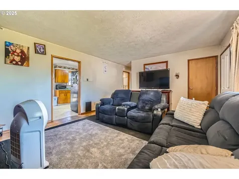 6135 SE Clatsop Street Portland OR 97206