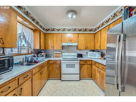 6135 SE Clatsop Street Portland OR 97206