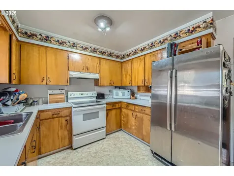 6135 SE Clatsop Street Portland OR 97206