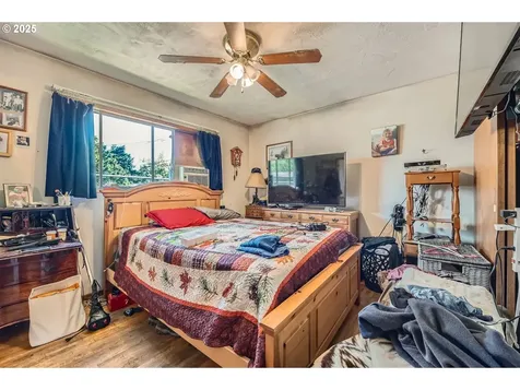 6135 SE Clatsop Street Portland OR 97206
