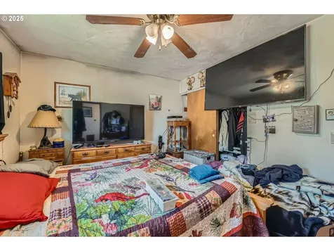6135 SE Clatsop Street Portland OR 97206