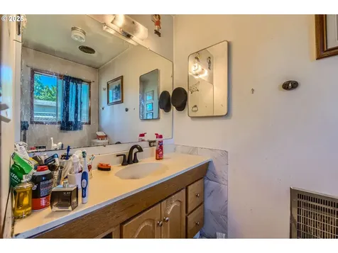 6135 SE Clatsop Street Portland OR 97206