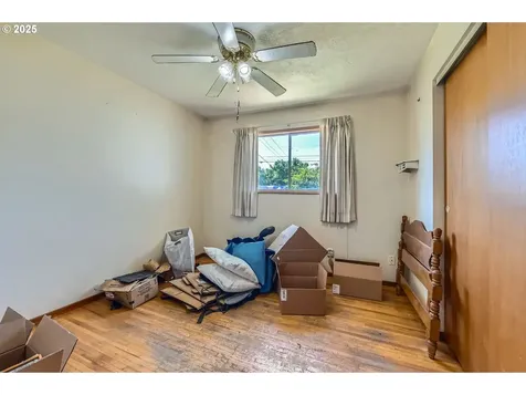 6135 SE Clatsop Street Portland OR 97206