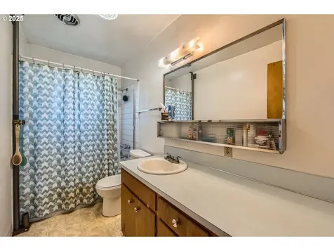 6135 SE Clatsop Street Portland OR 97206