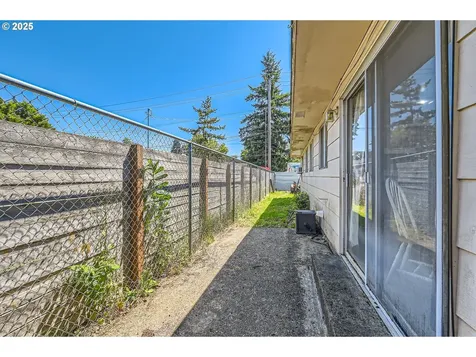 6135 SE Clatsop Street Portland OR 97206