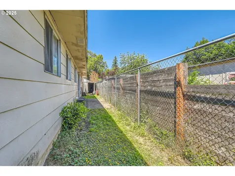 6135 SE Clatsop Street Portland OR 97206