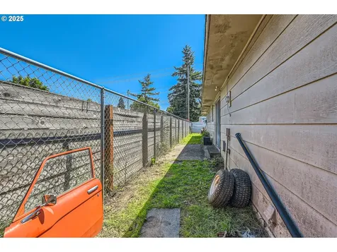 6135 SE Clatsop Street Portland OR 97206
