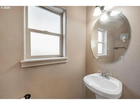 943 NE 172nd Avenue Portland OR 97230