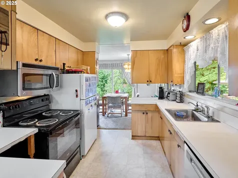201 S Center Street Silverton OR 97381