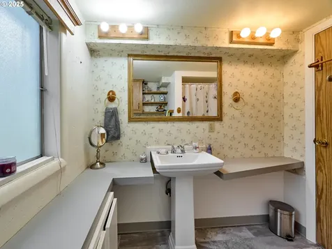 201 S Center Street Silverton OR 97381