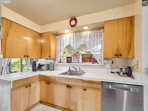 201 S Center Street Silverton OR 97381
