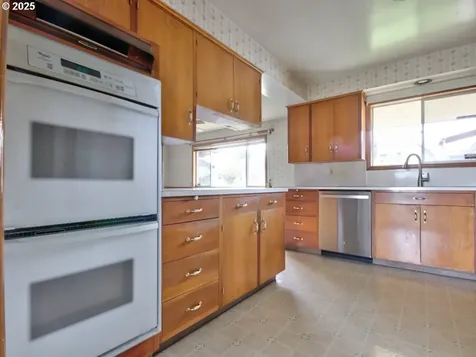 13631 NE Klickitat Court Portland OR 97230