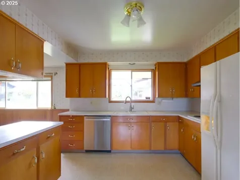 13631 NE Klickitat Court Portland OR 97230