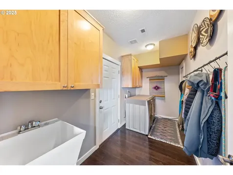 1990 Noble Fir Lane S Salem OR 97306