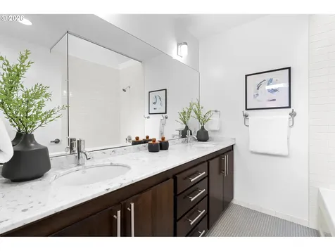 245 SW Meade Street Portland OR 97201