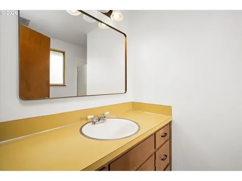 948 V Street Springfield OR 97477