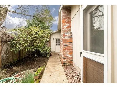 948 V Street Springfield OR 97477