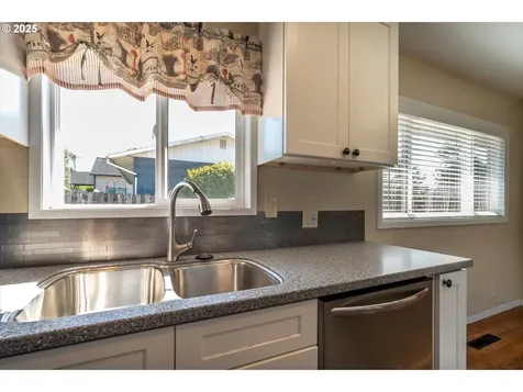 1711 Johnson Street North Bend OR 97459