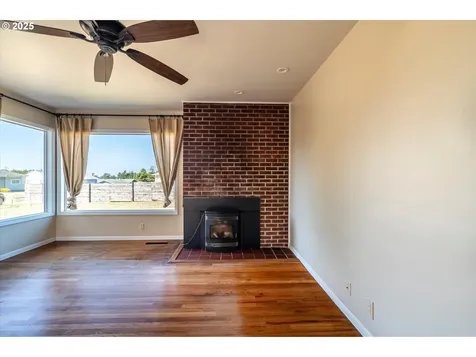 1711 Johnson Street North Bend OR 97459