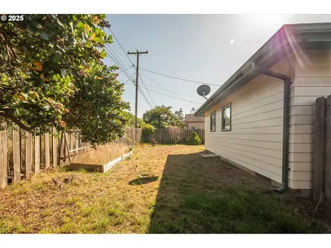 1711 Johnson Street North Bend OR 97459