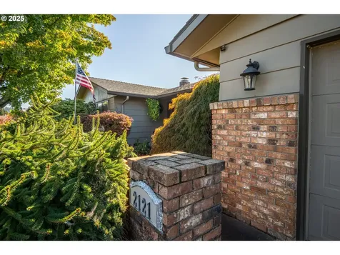 2121 Firth Avenue Springfield OR 97477