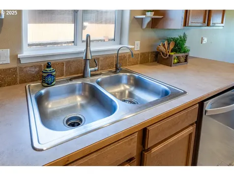5914 Avalon Street Eugene OR 97402