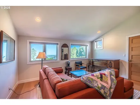 98 Harlem Street SE Bandon OR 97411