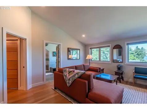 98 Harlem Street SE Bandon OR 97411
