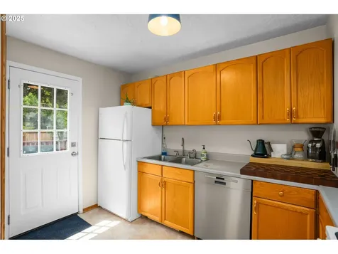 8634 NE Fremont Street Portland OR 97220