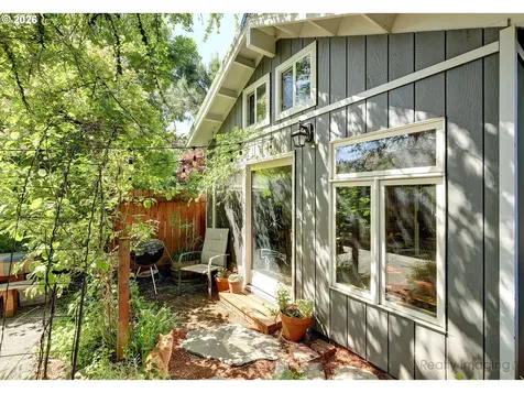 7523 SE Washington Street Portland OR 97215