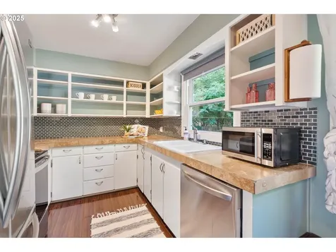 7585 SW 71st Avenue Portland OR 97223