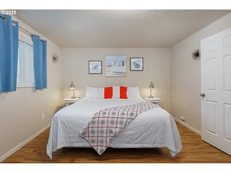129 SW Dolphin Street Newport OR 97365