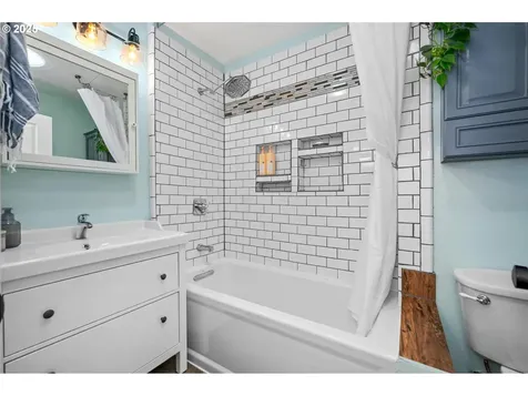 6133 NE 9th Avenue Portland OR 97211