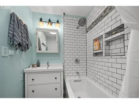 6133 NE 9th Avenue Portland OR 97211