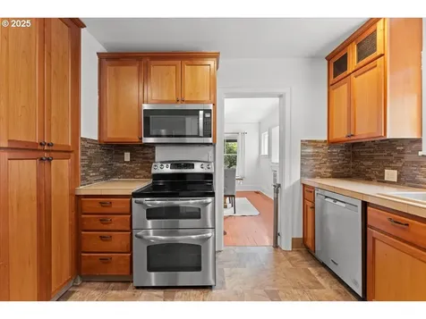 8005 SW 46th Avenue Portland OR 97219