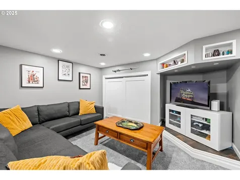2827 NE Fremont Street Portland OR 97212