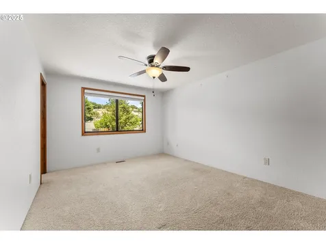 1925 NW Sunberry Drive Roseburg OR 97471