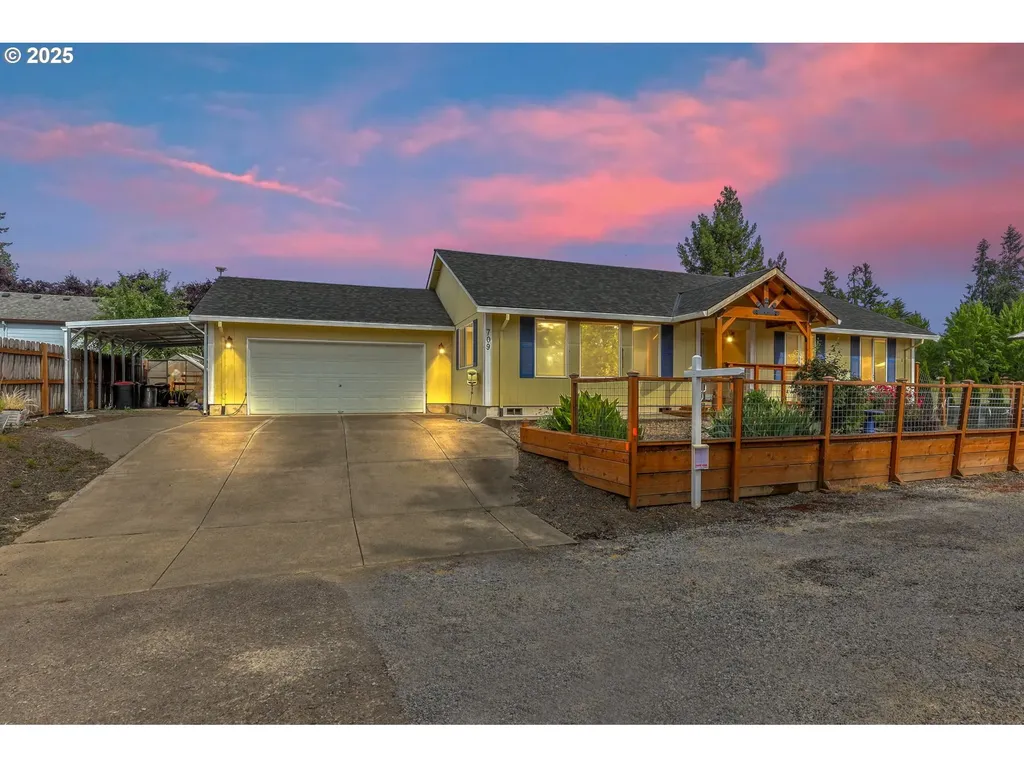 709 S Park Street Carlton OR 97111