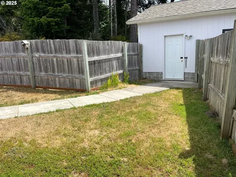 1750 S 28th Court Coos Bay OR 97420
