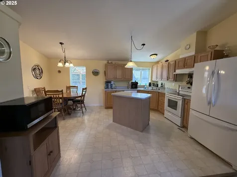 1750 S 28th Court Coos Bay OR 97420