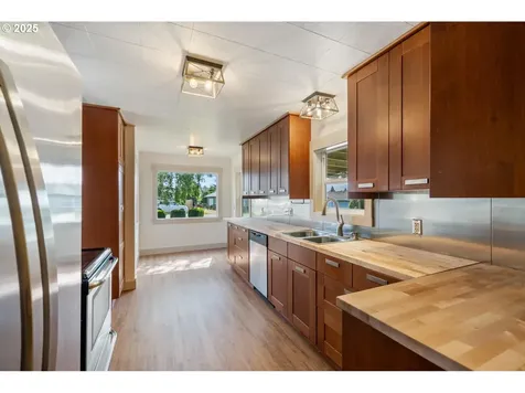 512 Evergreen Drive Tillamook OR 97141